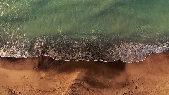 海上巨浪的无人机视图