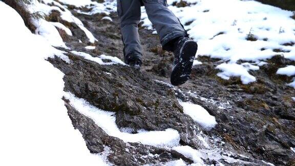 清晨一个面目全非的人爬上了山道年轻的男游客走在雪山上健康积极的生活方式假日或假期后视图慢动作