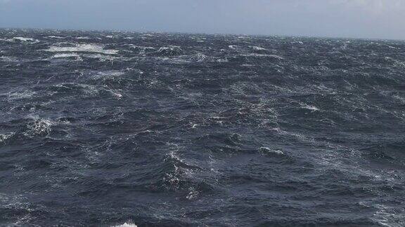 从一艘帆船上看到一个狂暴的大海:在海洋中大风