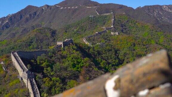 慢动作定格镜头拍摄的中国长城在山的一侧上升在一个开始的下降镜头移上长城的楼梯