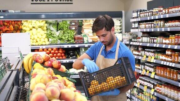 在超市整理新鲜水果的员工
