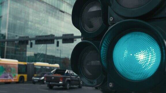 德国首都柏林市中心十字路口的一个典型的红绿灯交通灯的绿灯亮了背景中不知名的公共汽车和汽车正在行驶街道上的交通特写镜头