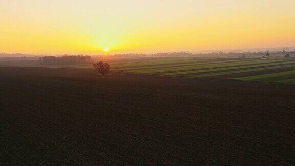 空中日落中的乡村景观