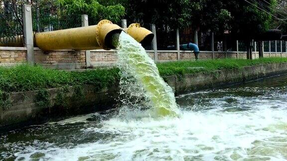 水被泵入运河以缓解城市洪水问题