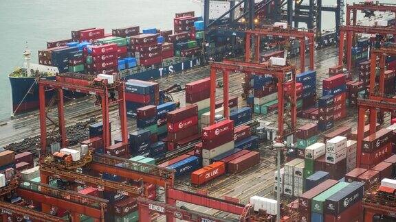 海运工业港口4KDCI与集装箱进出口货物国际业务大型起重机白天将集装箱卸到卡车上
