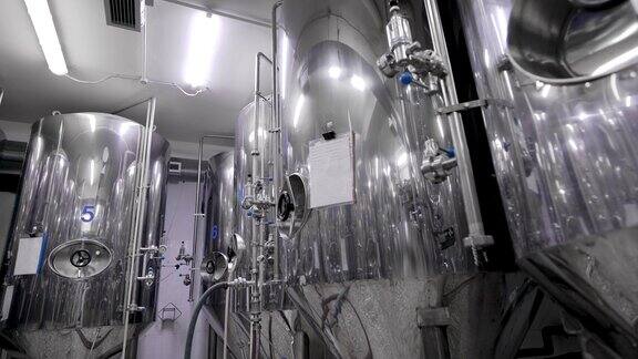 工业啤酒厂店内设有用于制啤酒麦芽的金属水箱全景尽收眼底