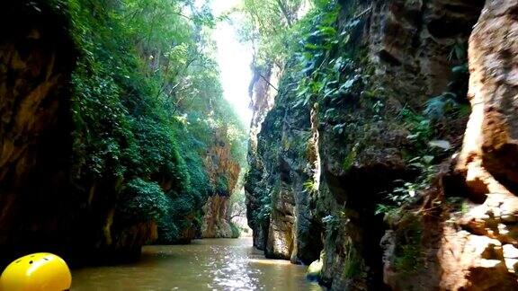 穿越峡谷九香洞中国