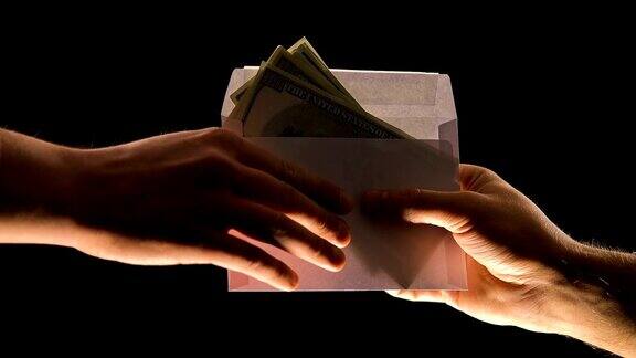 手给信封里的钱孤立黑钱贪污或非法工资