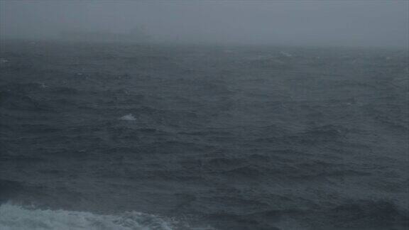一艘货船在波涛汹涌的海面上航行的影子