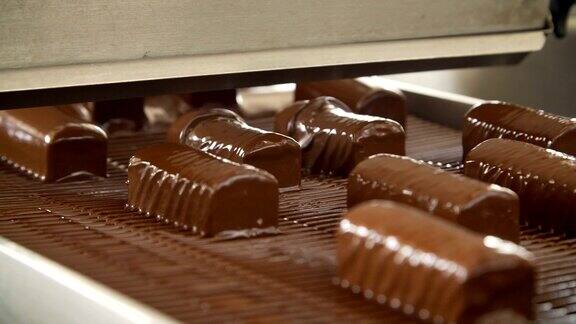 传送带上的巧克力糖果