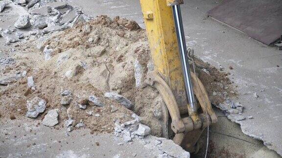 推土机正在挖掘混凝土地面