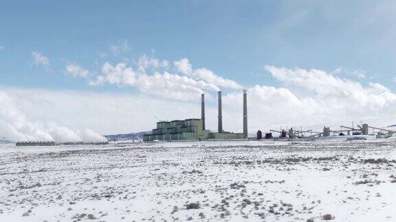 无人机拍摄的蒸汽从克雷格外的发电厂科罗拉多州在一个晴朗的日子在冬天