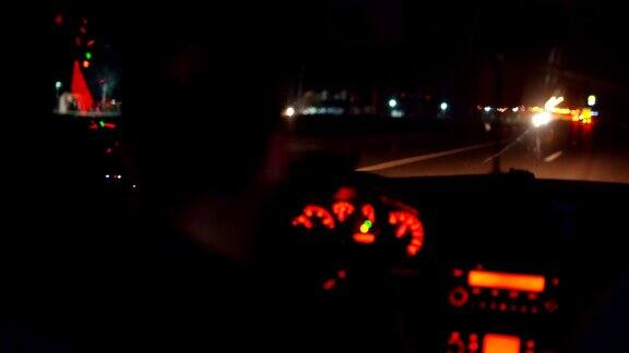 晚上在高速公路上开车的人