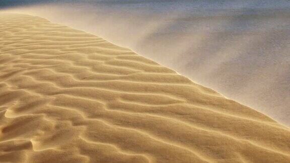 在沙漠中沙子被吹过沙丘