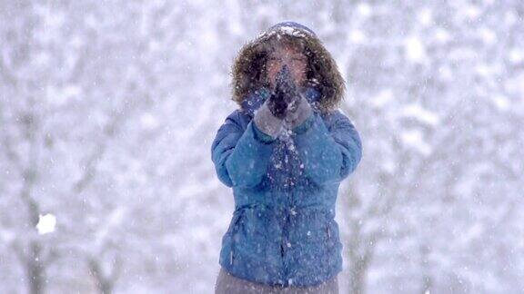 慢动作:年轻女子在白雪覆盖的公园里玩耍