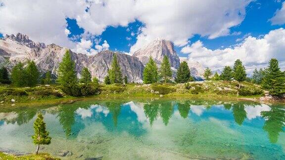 意大利多洛米特的一个山间湖泊边的跑步小道