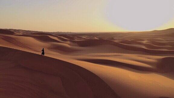 航拍下在阿联酋沙漠行走的女人