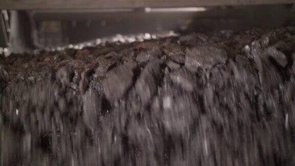 细煤粉通过振动器的流动