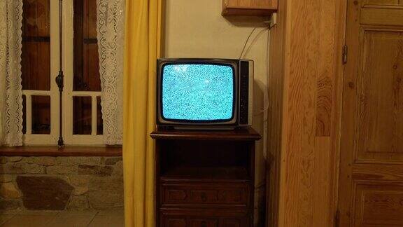 老式的黑白电视机