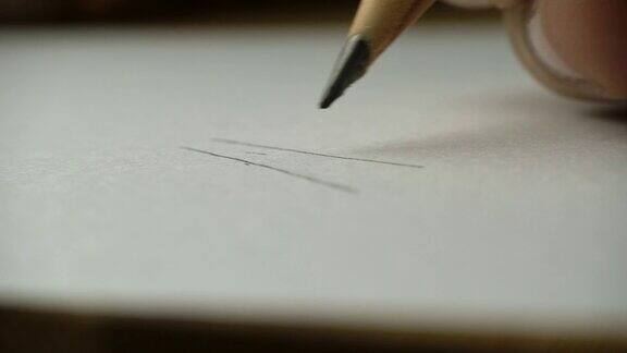 艺术家手绘木笔在纸上书写