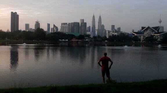 游客在日出时捕捉吉隆坡的