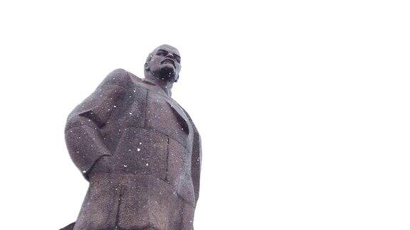 在一场大雪中用慢镜头拍摄列宁的雕像