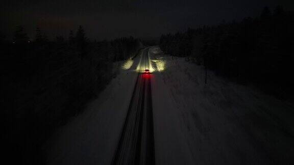 晚上在芬兰的雪地上开车