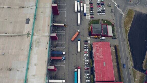 航拍的工业仓库装载码头许多卡车与半挂车装载商品