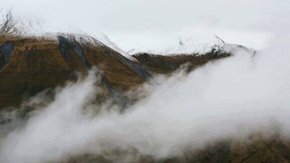云中的阿尔卑斯山雪顶