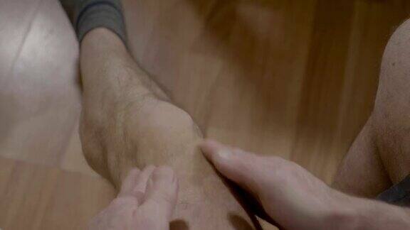 成熟男人腿上有风湿性疼痛的观点坐在床上揉膝盖