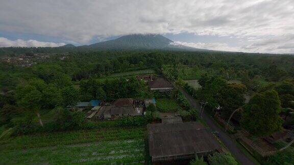 鸟瞰图飞行到火山亚洲乡村景观与热带乡村