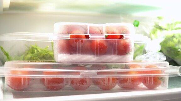 冰箱里的新鲜西红柿和有机蔬菜清洁食品为健康理念