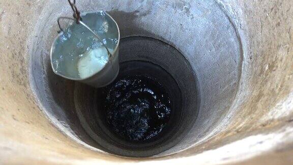 在村子里用水桶从井里打水