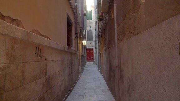 意大利威尼斯的一条尽头有一扇红色大门的狭窄街道