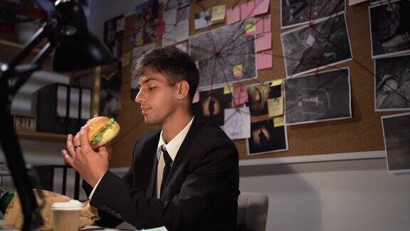 侦探在办公室吃汉堡私家侦探在看证物板吃快餐休息时吃肥美的汉堡不健康的食物
