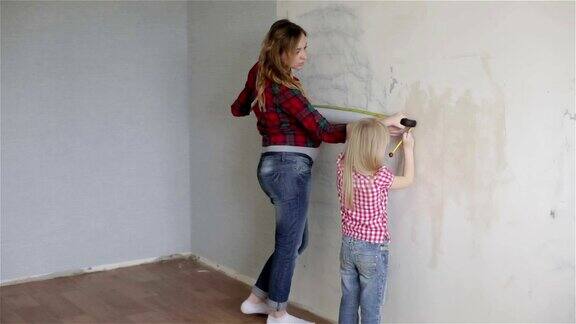 摄像头会下降母亲和女儿测量墙纸