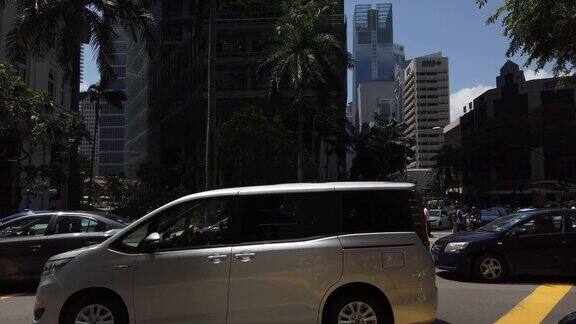 阳光明媚的一天新加坡城著名的市中心交通街道拥挤的十字路口全景4k