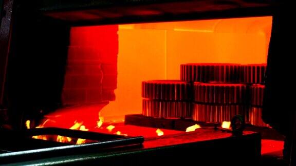 机器零件在炉内高温淬火大型钢铁厂金属厂滚