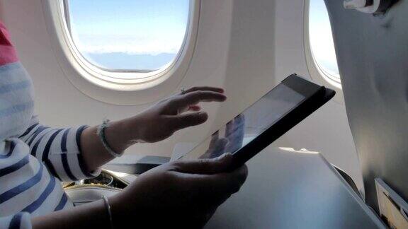 手在飞机上使用电子平板电脑
