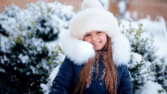 迷人的女孩在一个冬天的雪天
