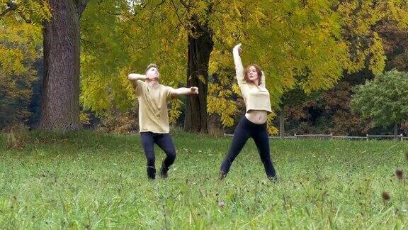 秋天公园里的现代舞
