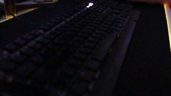 打游戏时发光的键盘