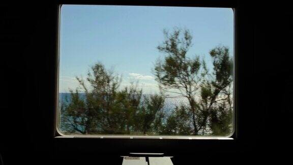 夏天从火车的窗口望出去空荡荡的海滩和地中海