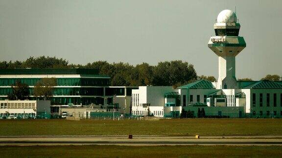 机场大楼和控制塔超过跑道热雾霾全高清远摄镜头视频