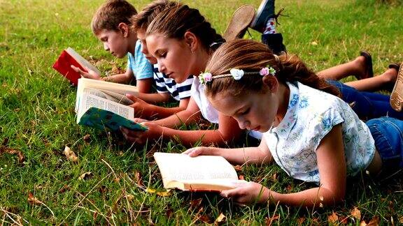 孩子们躺在草地上看书