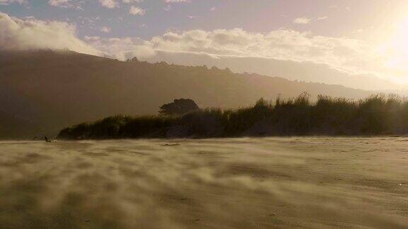 新西兰海滩-极端吹沙在日落