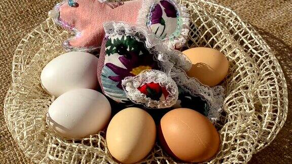 鸡蛋放在篮子里放在麻袋里