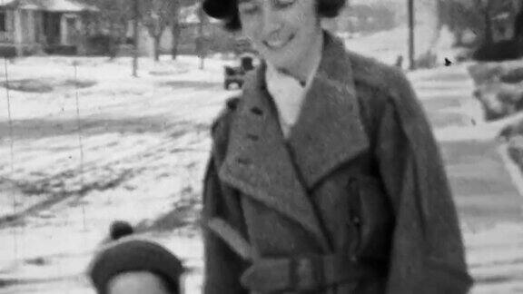 1938年:母亲带着孩子们在下雪的老街道上