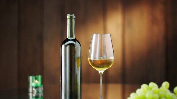 一瓶和一杯白葡萄酒