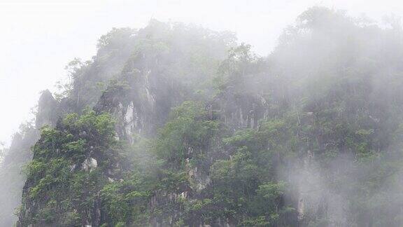 雨和雾笼罩着群山下雨天的石山山峰